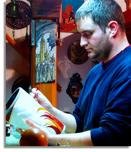 Juan Daniel Zuloaga Khoyan decorant un vase.