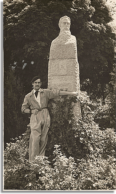 Photographie de Daniel Zuloaga Olalla à côté de la sculture de Daniel Zuloaga Boneta faite par Emiliano Barral en 1924.