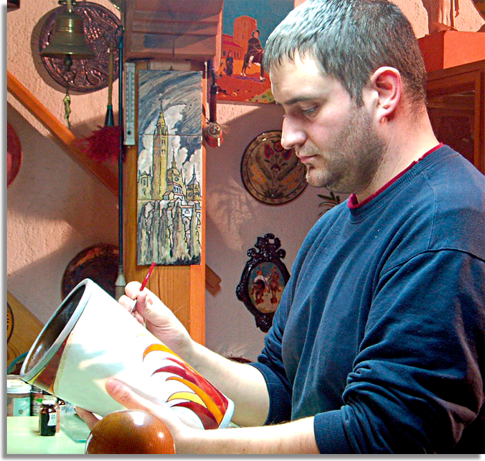 Juan Daniel Zuloaga Khoyan decorant un vase